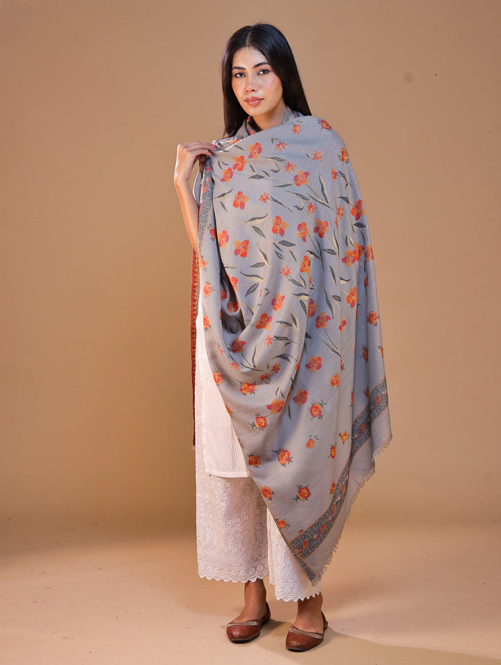 महिलाओं के लिए सफ़ेद कानी ऊनी पुष्प शॉल