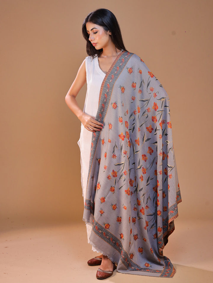 महिलाओं के लिए सफ़ेद कानी ऊनी पुष्प शॉल