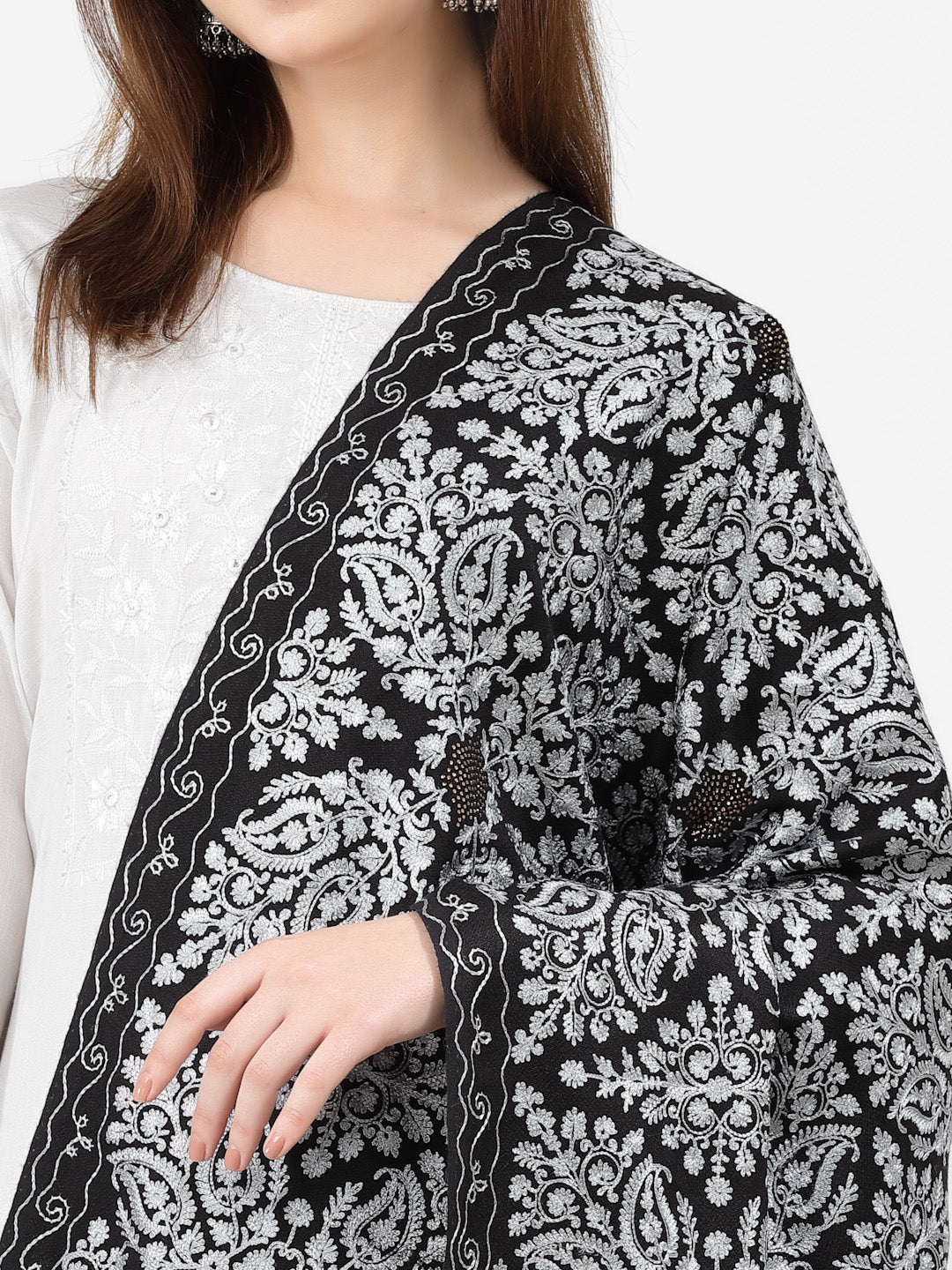 महिलाओं के लिए सिल्की आरी कढ़ाई और स्टोन वर्क ऊनी शॉल