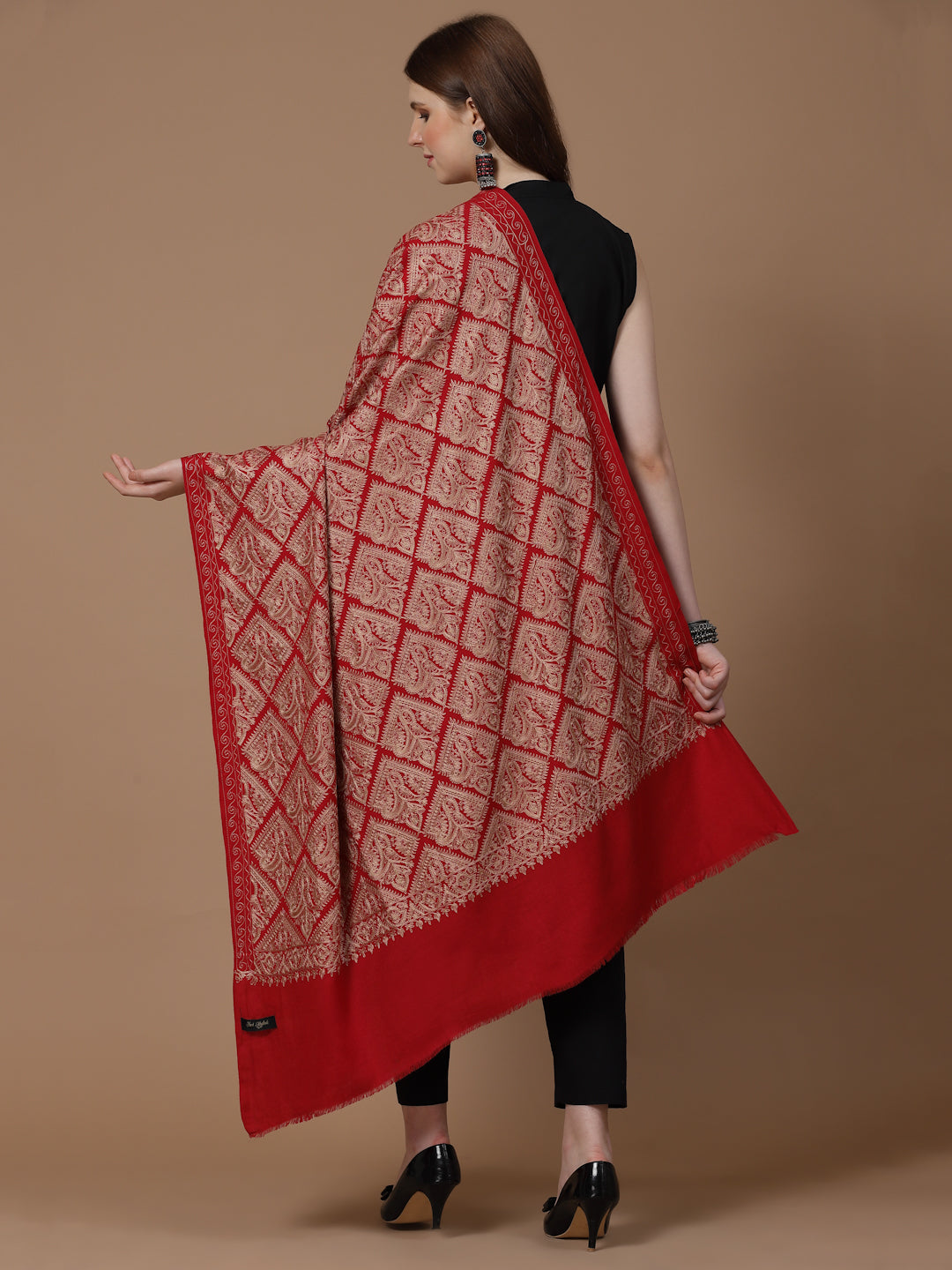 महिलाओं के लिए रेशमी सुनहरी आरी कढ़ाई के साथ मैरून ऊनी शॉल