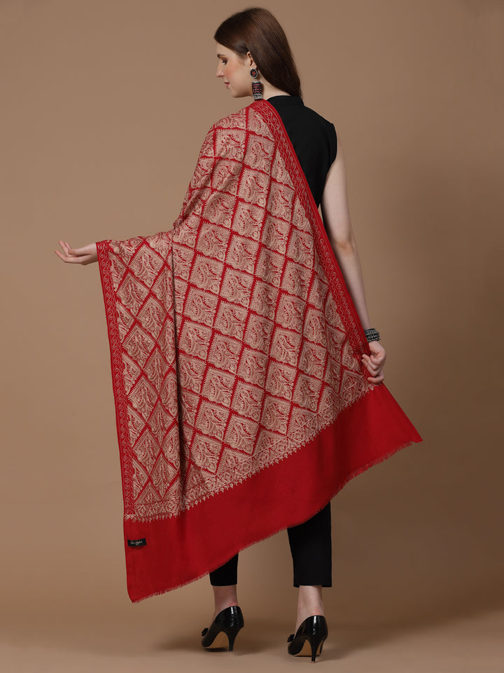 महिलाओं के लिए रेशमी सुनहरी आरी कढ़ाई के साथ मैरून ऊनी शॉल