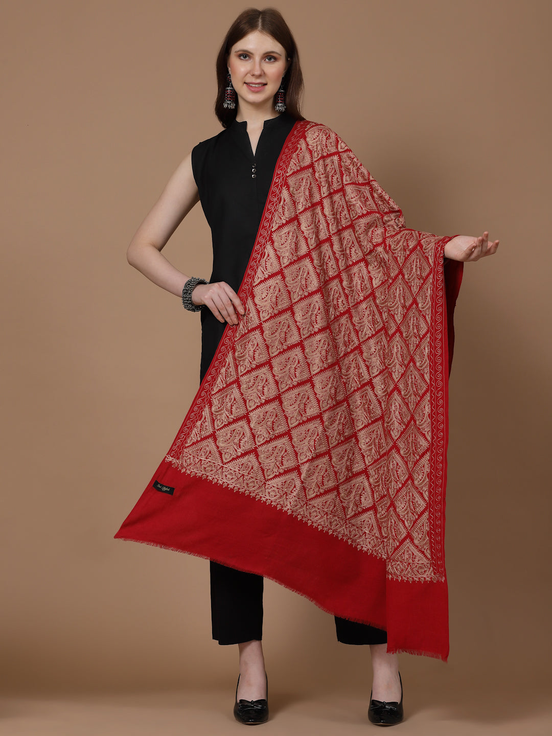 महिलाओं के लिए रेशमी सुनहरी आरी कढ़ाई के साथ मैरून ऊनी शॉल