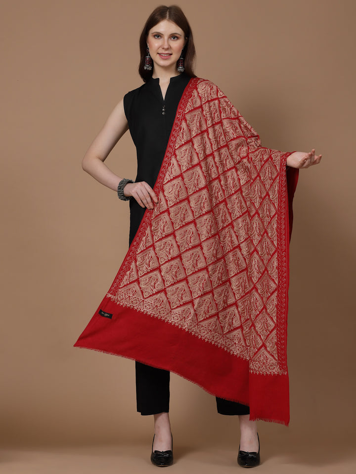 महिलाओं के लिए रेशमी सुनहरी आरी कढ़ाई के साथ मैरून ऊनी शॉल