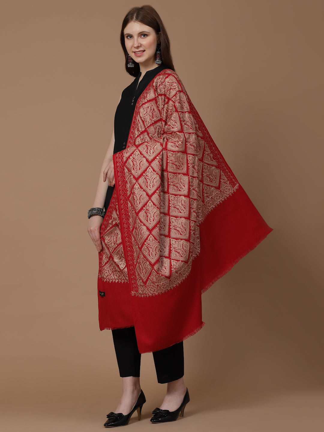 महिलाओं के लिए रेशमी सुनहरी आरी कढ़ाई के साथ मैरून ऊनी शॉल