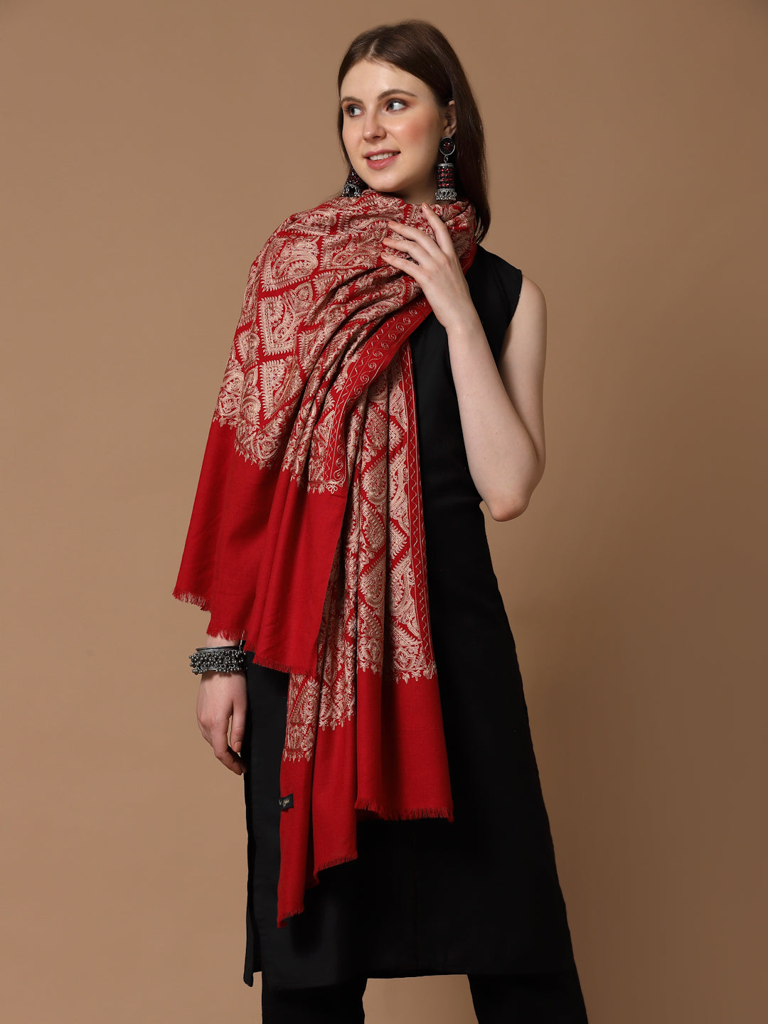 महिलाओं के लिए रेशमी सुनहरी आरी कढ़ाई के साथ मैरून ऊनी शॉल