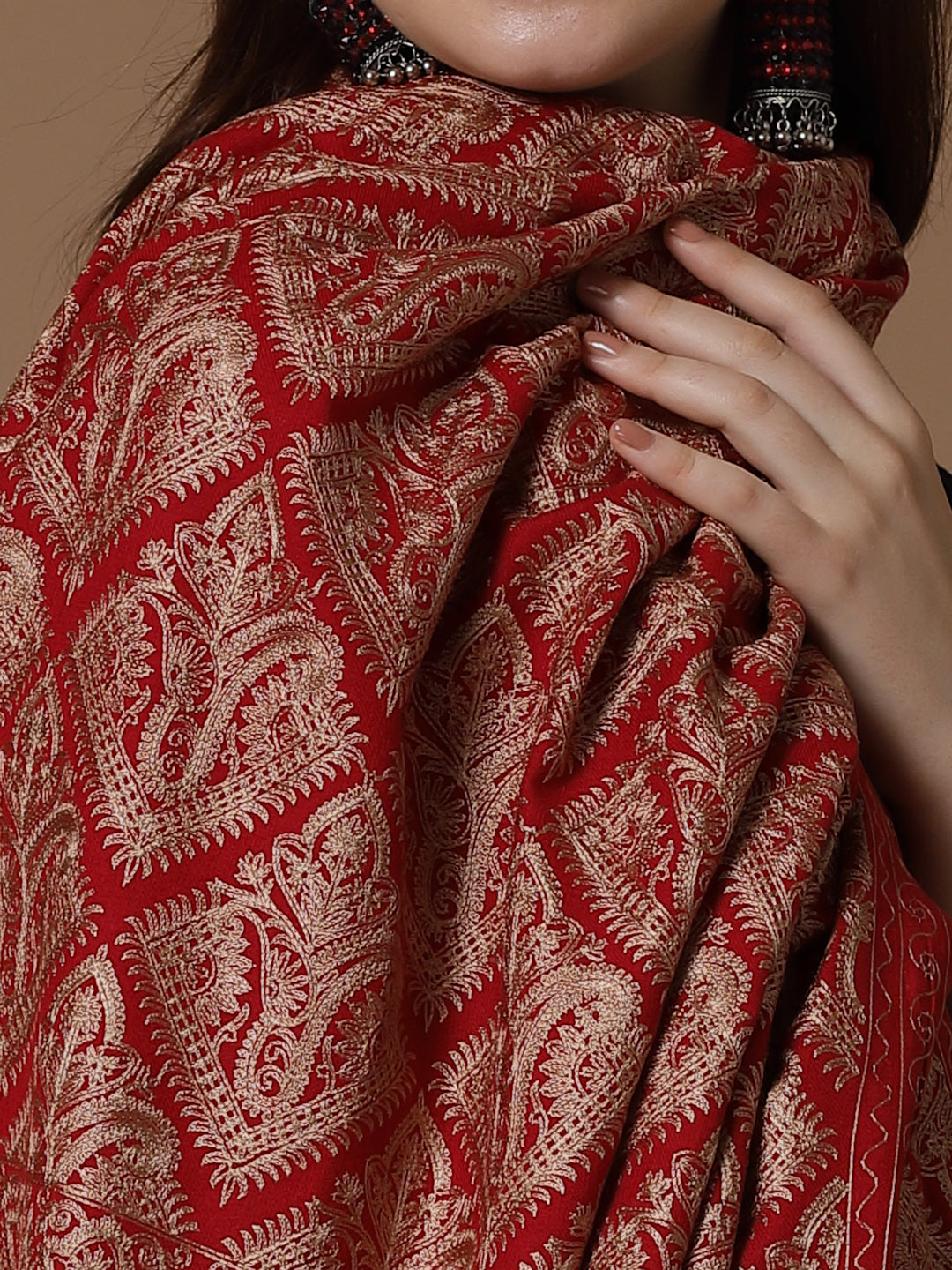 महिलाओं के लिए रेशमी सुनहरी आरी कढ़ाई के साथ मैरून ऊनी शॉल