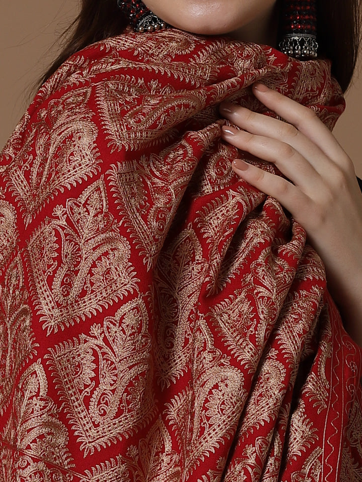 महिलाओं के लिए रेशमी सुनहरी आरी कढ़ाई के साथ मैरून ऊनी शॉल