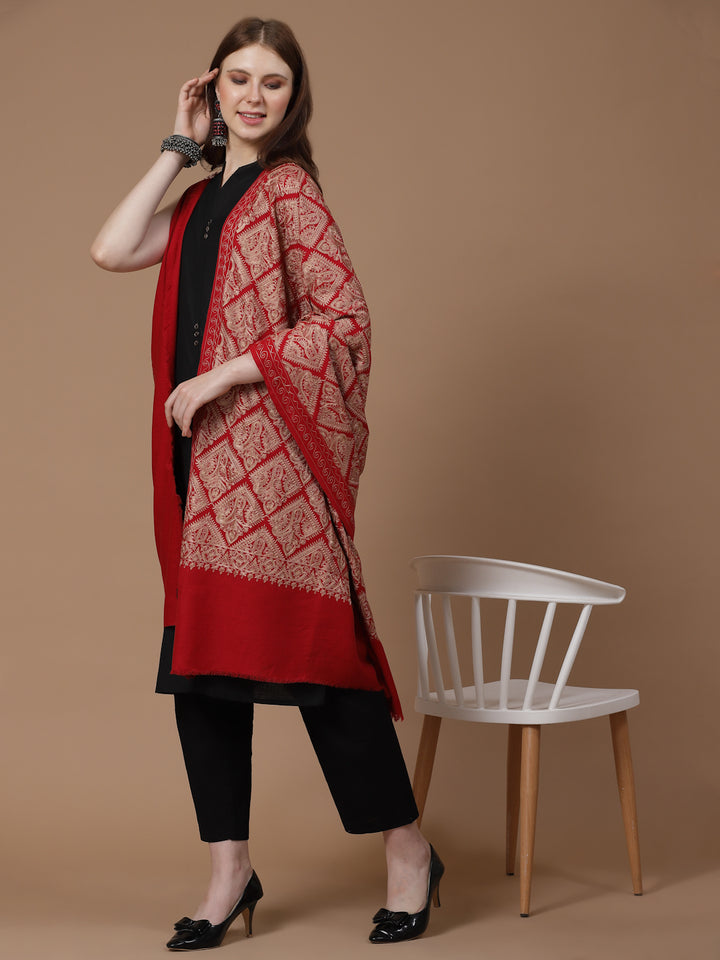 महिलाओं के लिए रेशमी सुनहरी आरी कढ़ाई के साथ मैरून ऊनी शॉल