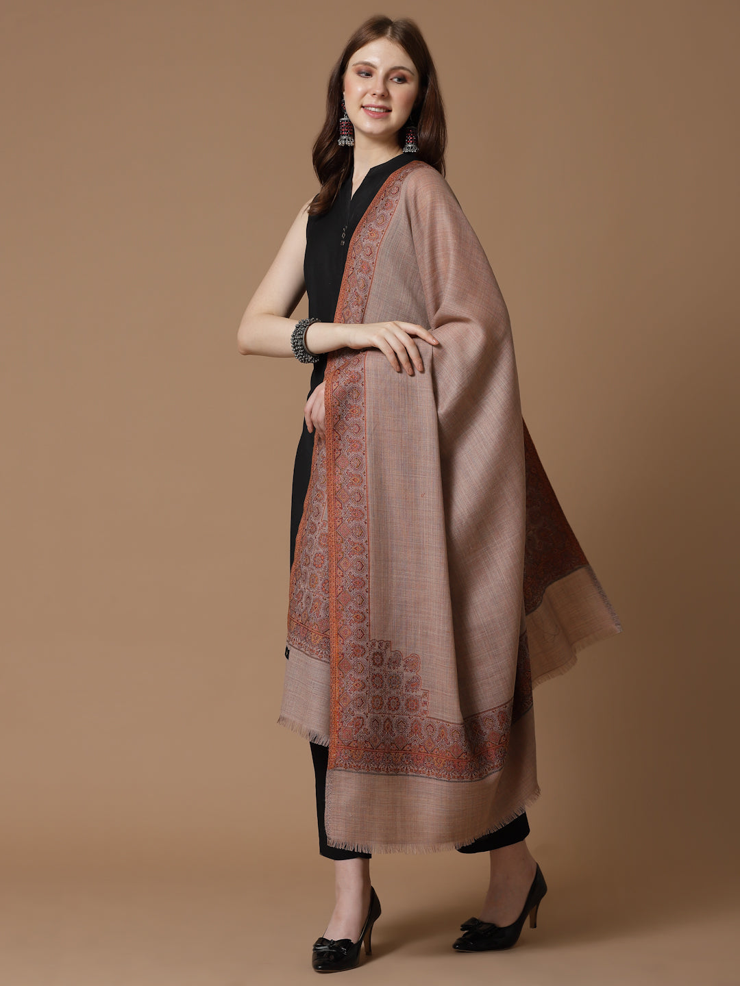 महिलाओं के लिए बेज मेलेंज कानी बॉर्डर ऊनी शॉल