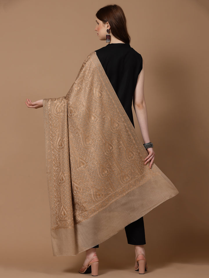 महिलाओं के लिए बेज सिल्की आरी कढ़ाई ऊनी शॉल
