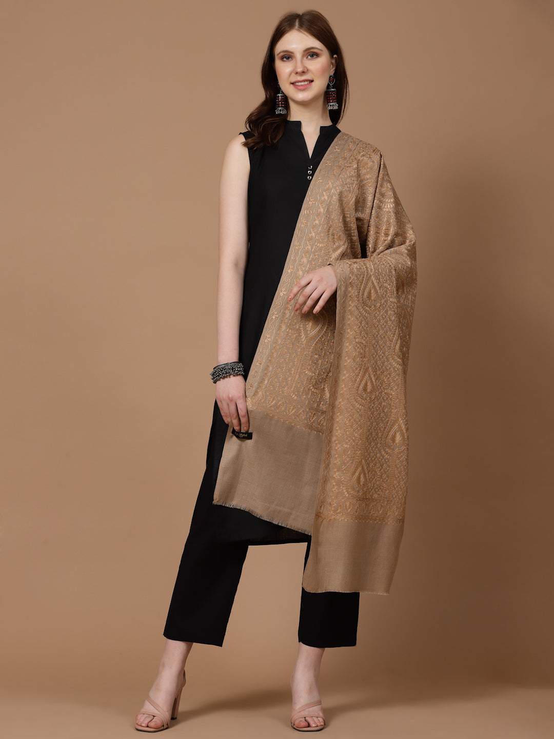 महिलाओं के लिए बेज सिल्की आरी कढ़ाई ऊनी शॉल