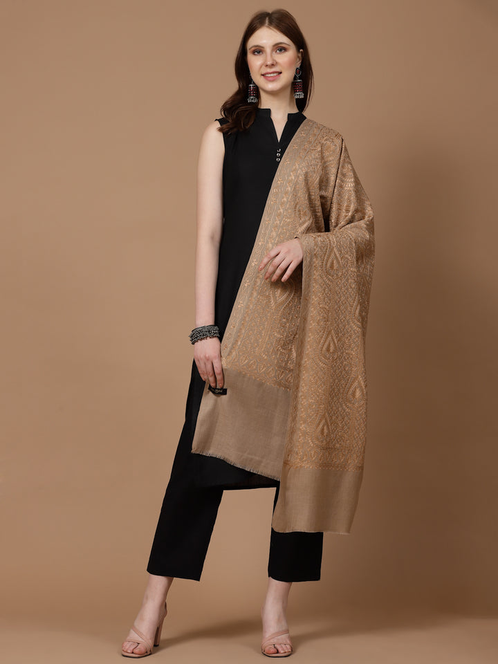 महिलाओं के लिए बेज सिल्की आरी कढ़ाई ऊनी शॉल