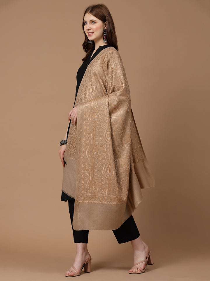 महिलाओं के लिए बेज सिल्की आरी कढ़ाई ऊनी शॉल