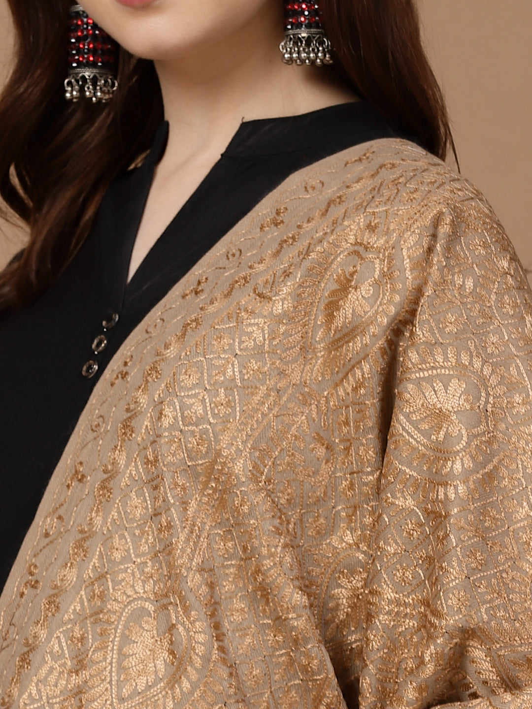 महिलाओं के लिए बेज सिल्की आरी कढ़ाई ऊनी शॉल