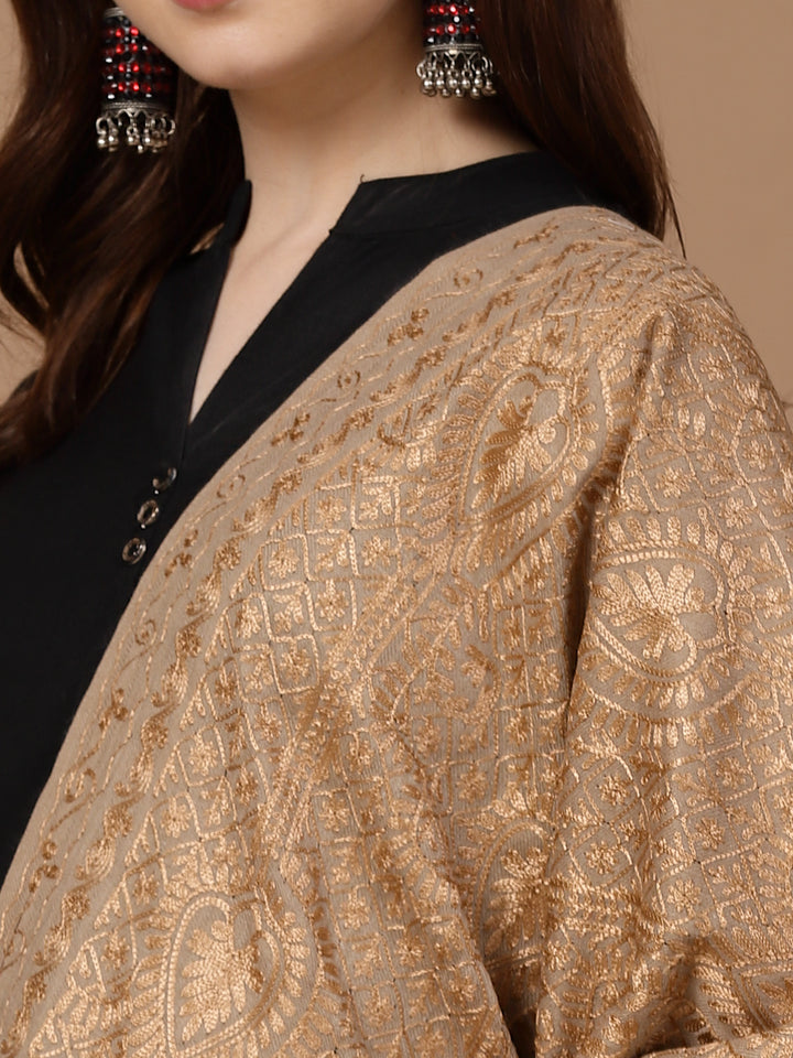 महिलाओं के लिए बेज सिल्की आरी कढ़ाई ऊनी शॉल