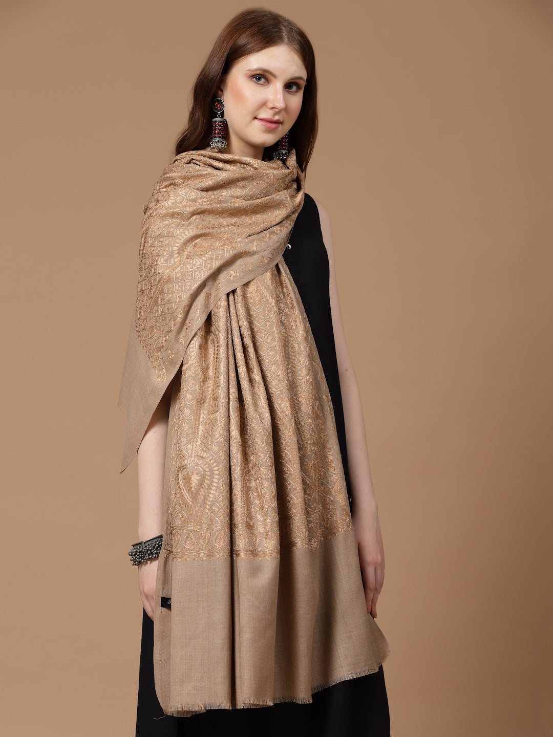 महिलाओं के लिए बेज सिल्की आरी कढ़ाई ऊनी शॉल