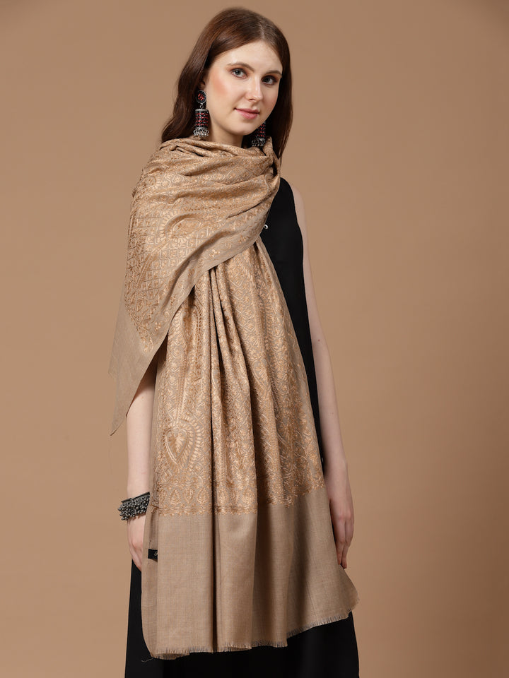महिलाओं के लिए बेज सिल्की आरी कढ़ाई ऊनी शॉल