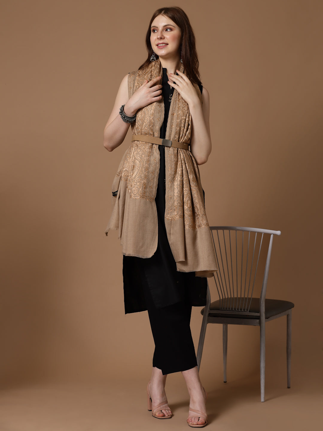 महिलाओं के लिए बेज सिल्की आरी कढ़ाई ऊनी शॉल