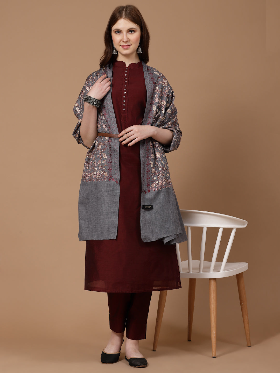 महिलाओं के लिए ग्रे आरी कढ़ाई ऊनी शॉल