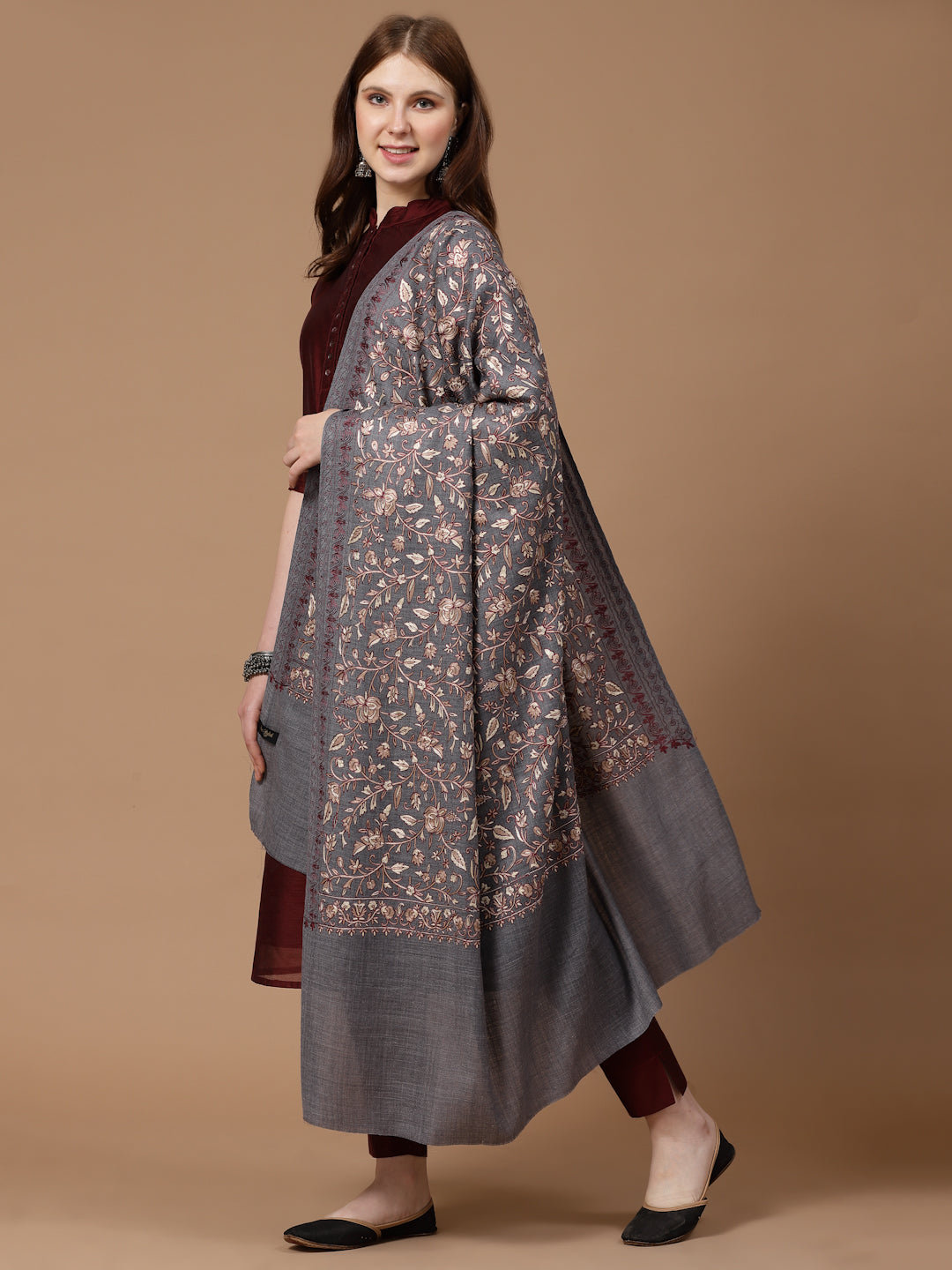 महिलाओं के लिए ग्रे आरी कढ़ाई ऊनी शॉल