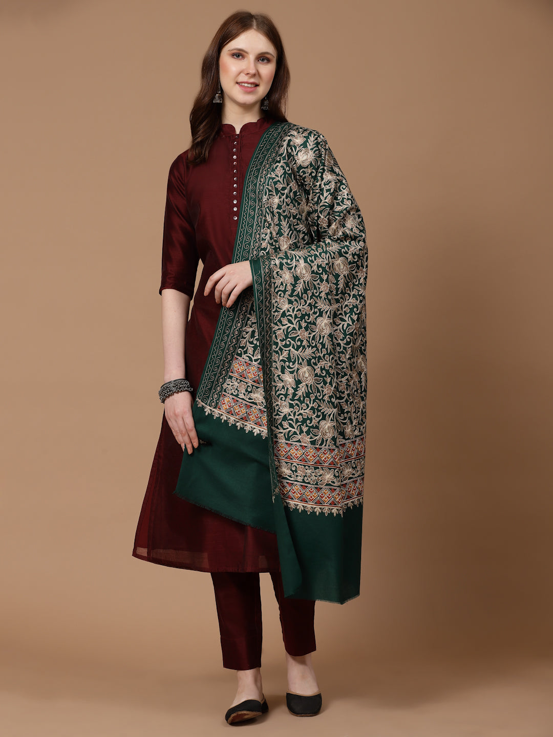 महिलाओं के लिए बोतल ग्रीन सिल्की आरी कढ़ाई ऊनी शॉल