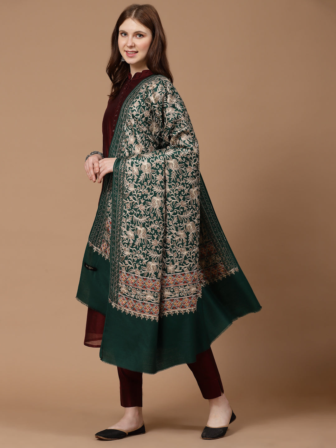 महिलाओं के लिए बोतल ग्रीन सिल्की आरी कढ़ाई ऊनी शॉल