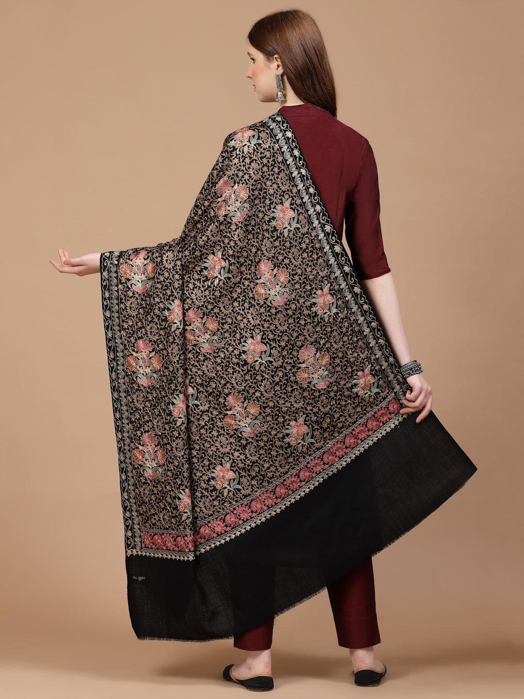 महिलाओं के लिए काला आरी कढ़ाई वाला ऊनी शॉल