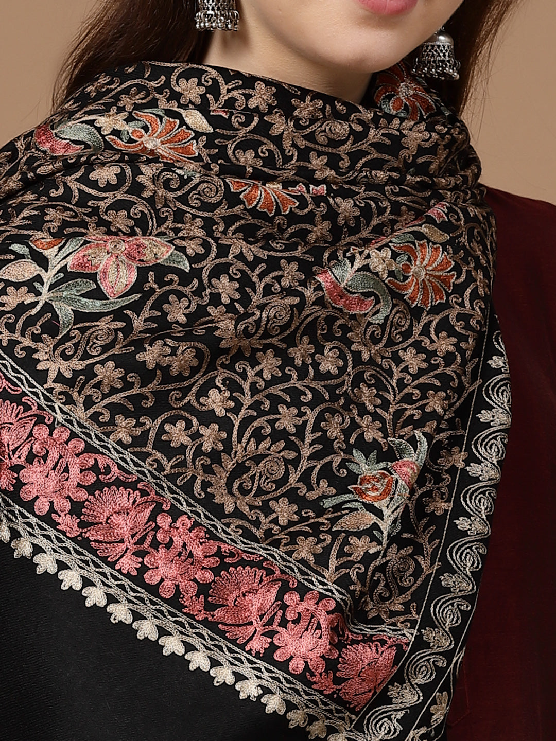 महिलाओं के लिए काला आरी कढ़ाई वाला ऊनी शॉल
