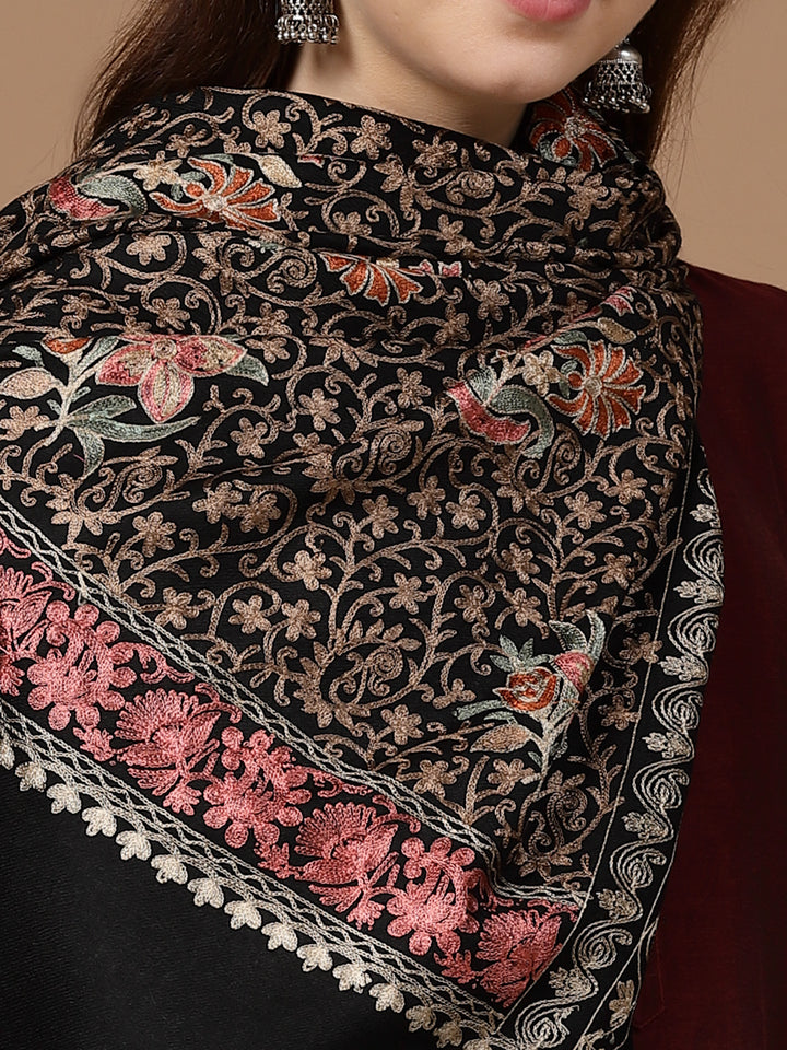 महिलाओं के लिए काला आरी कढ़ाई वाला ऊनी शॉल