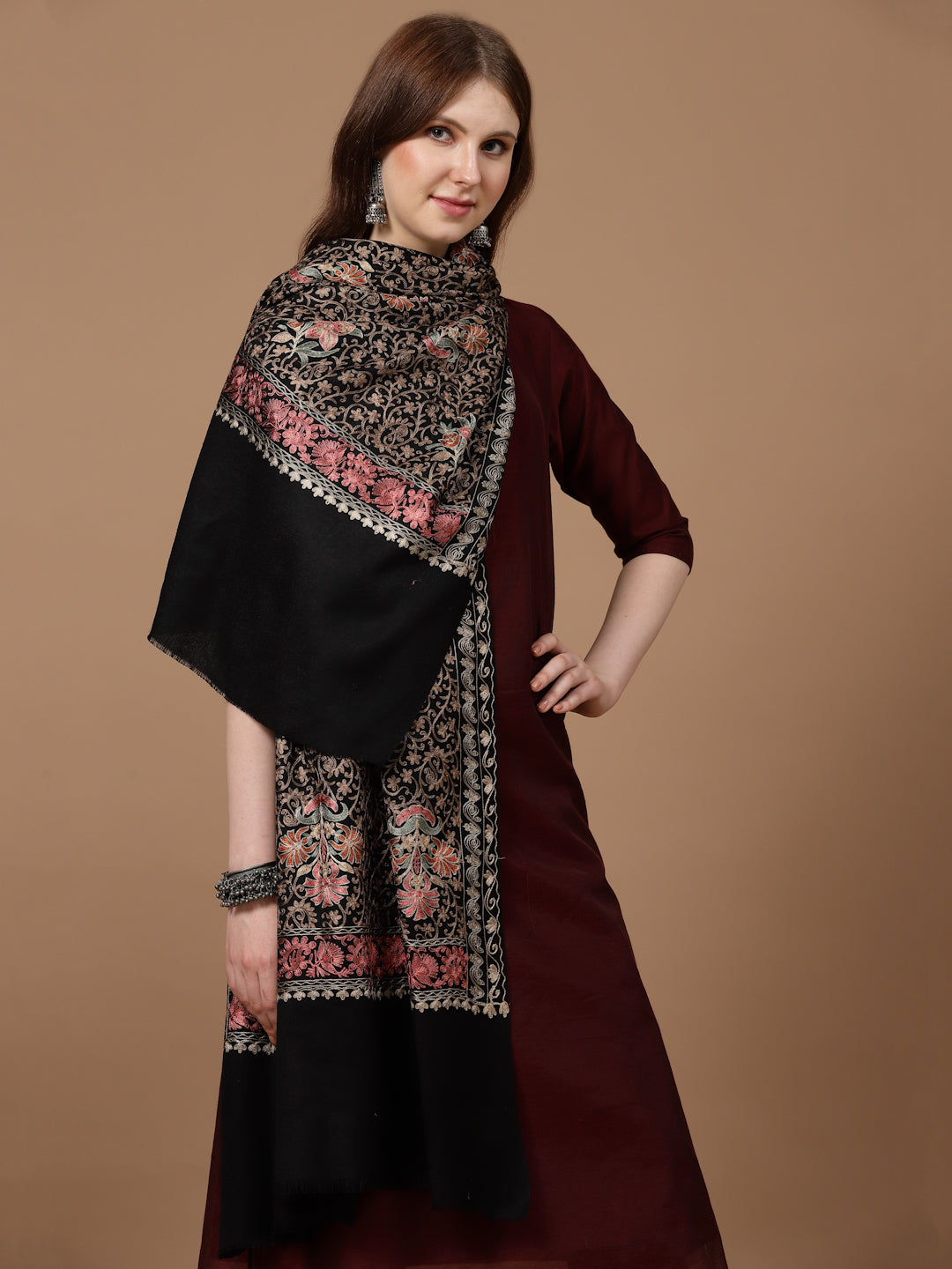 महिलाओं के लिए काला आरी कढ़ाई वाला ऊनी शॉल