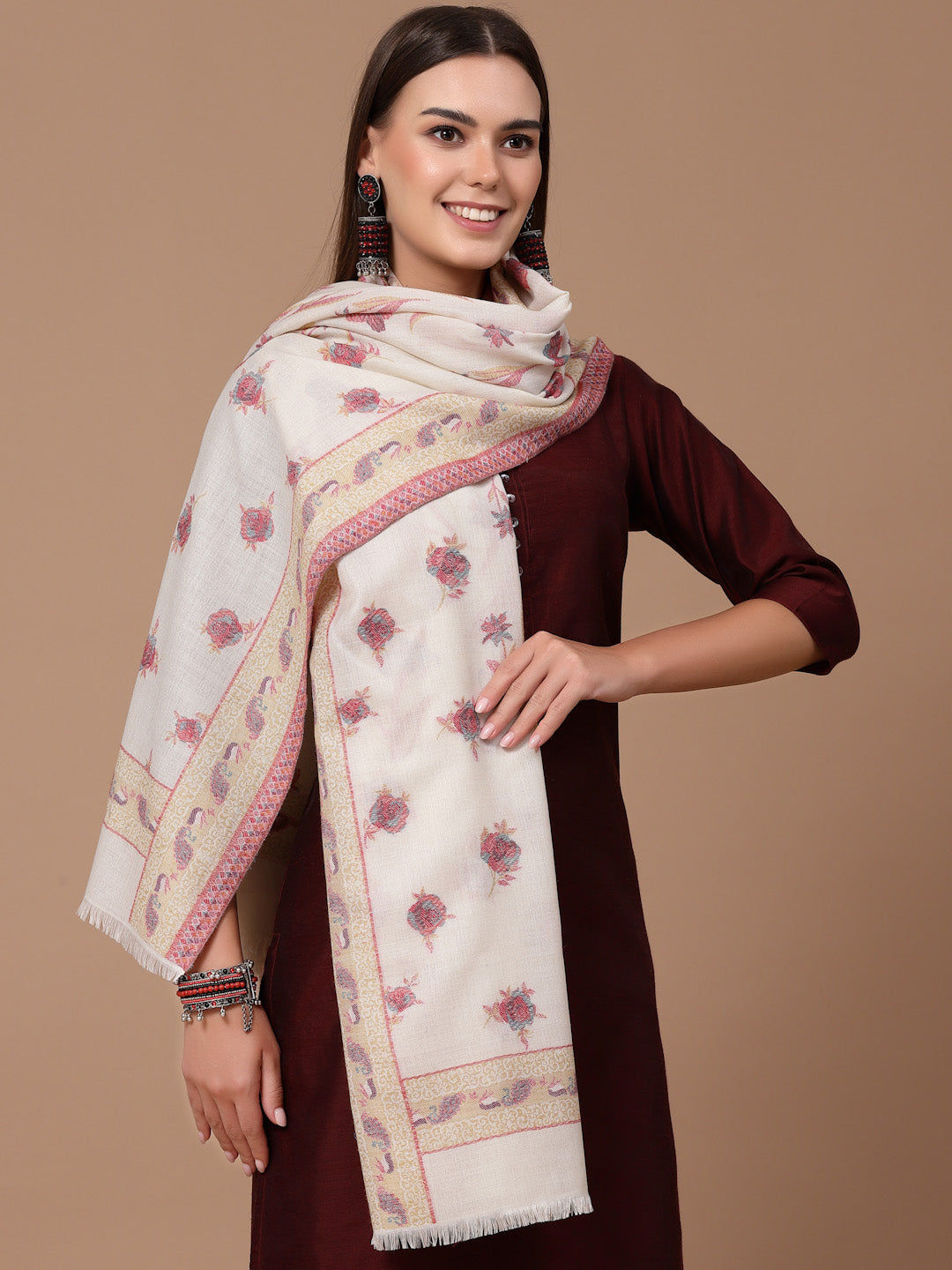महिलाओं के लिए सफ़ेद कानी ऊनी पुष्प शॉल