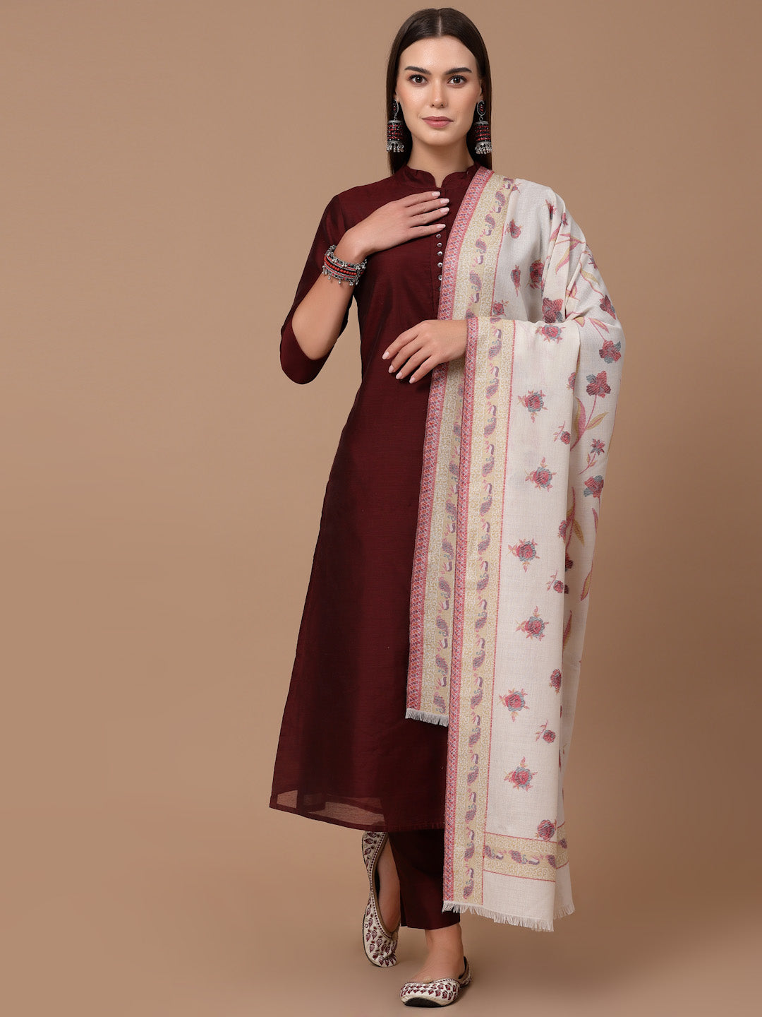 महिलाओं के लिए सफ़ेद कानी ऊनी पुष्प शॉल