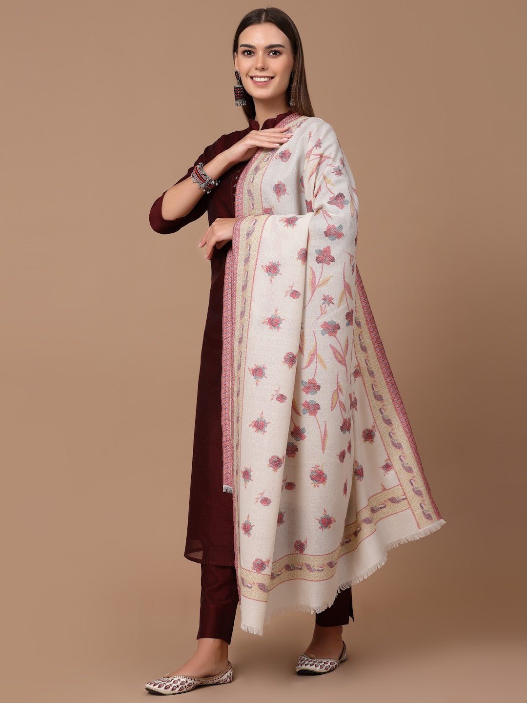 महिलाओं के लिए सफ़ेद कानी ऊनी पुष्प शॉल