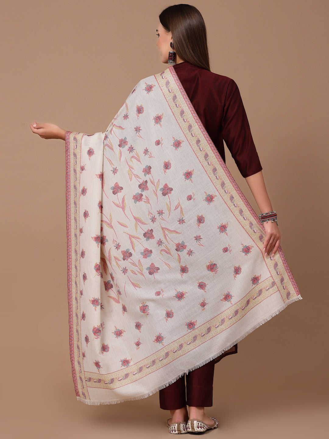 महिलाओं के लिए सफ़ेद कानी ऊनी पुष्प शॉल