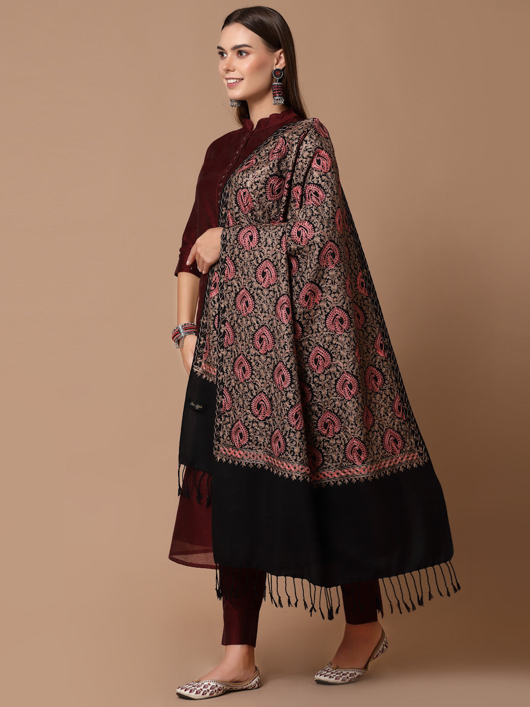 महिलाओं के लिए काले रंग की आरी कढ़ाई वाली ऊनी पैस्ले स्टोल