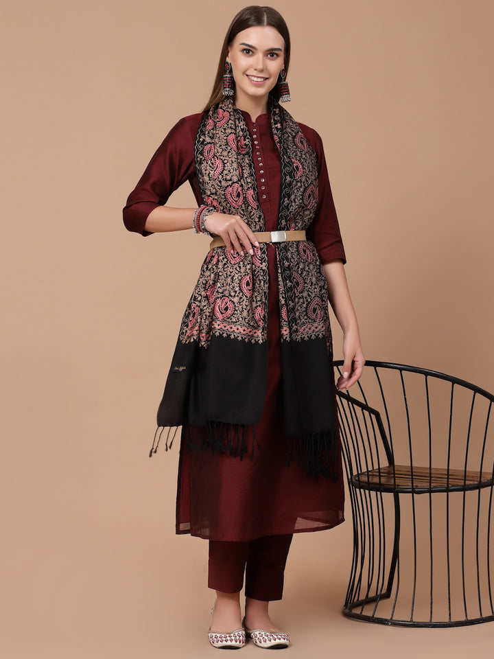 महिलाओं के लिए काले रंग की आरी कढ़ाई वाली ऊनी पैस्ले स्टोल