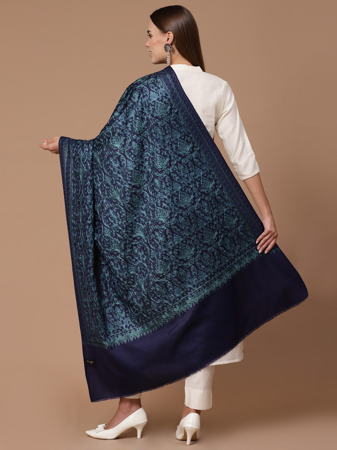 महिलाओं के लिए नेवी ब्लू सिल्की आरी कढ़ाई ऊनी शॉल