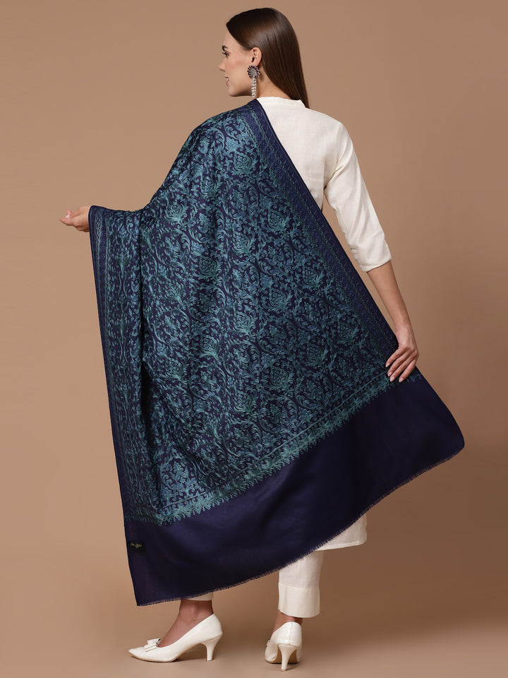 महिलाओं के लिए नेवी ब्लू सिल्की आरी कढ़ाई ऊनी शॉल