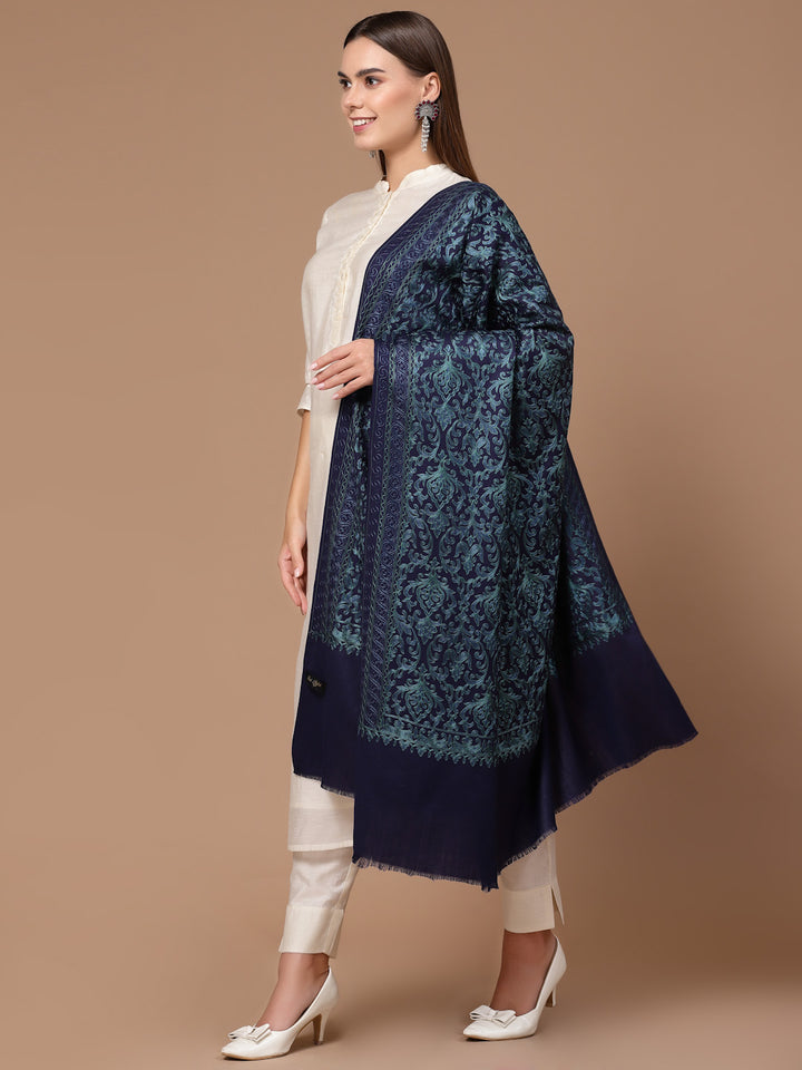 महिलाओं के लिए नेवी ब्लू सिल्की आरी कढ़ाई ऊनी शॉल