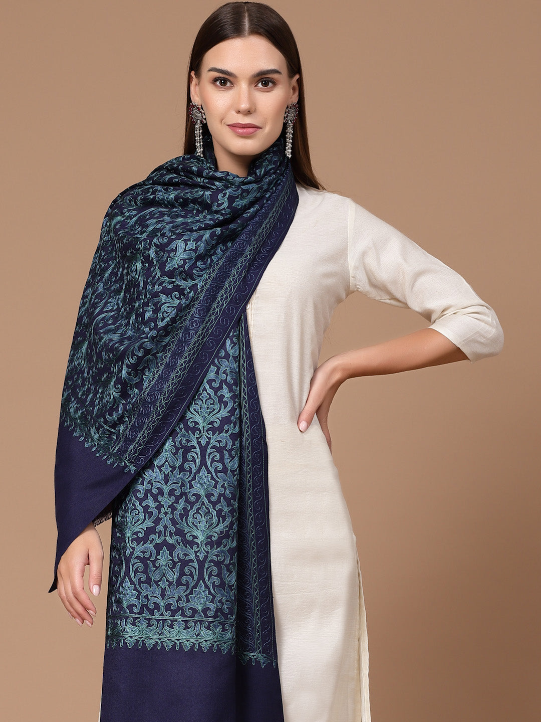 महिलाओं के लिए नेवी ब्लू सिल्की आरी कढ़ाई ऊनी शॉल
