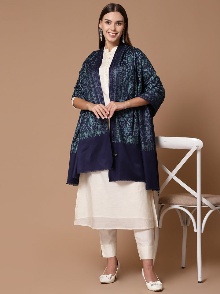 महिलाओं के लिए नेवी ब्लू सिल्की आरी कढ़ाई ऊनी शॉल