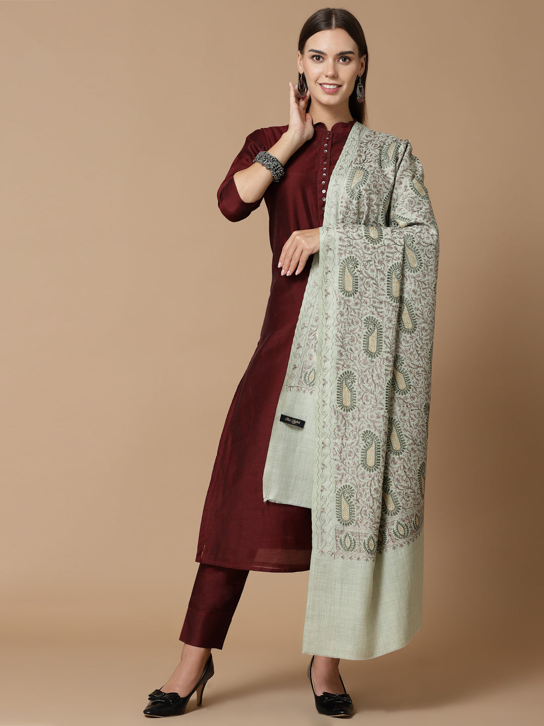 महिला पिस्ता आरी कढ़ाई ऊनी शॉल