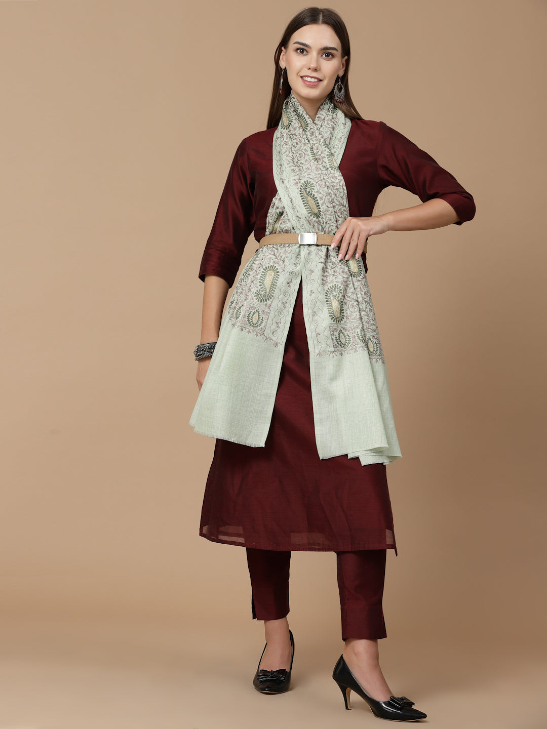 महिला पिस्ता आरी कढ़ाई ऊनी शॉल