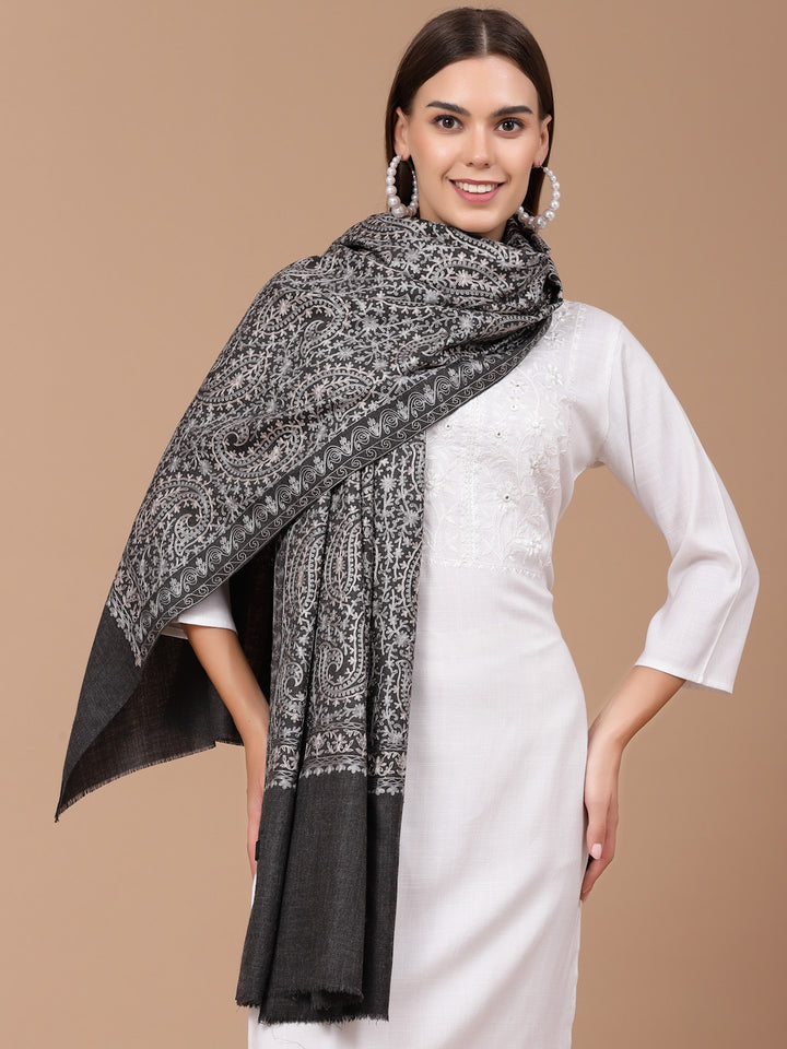 महिलाओं के लिए ग्रे-काला रेशमी आरी कढ़ाई वाला ऊनी शॉल