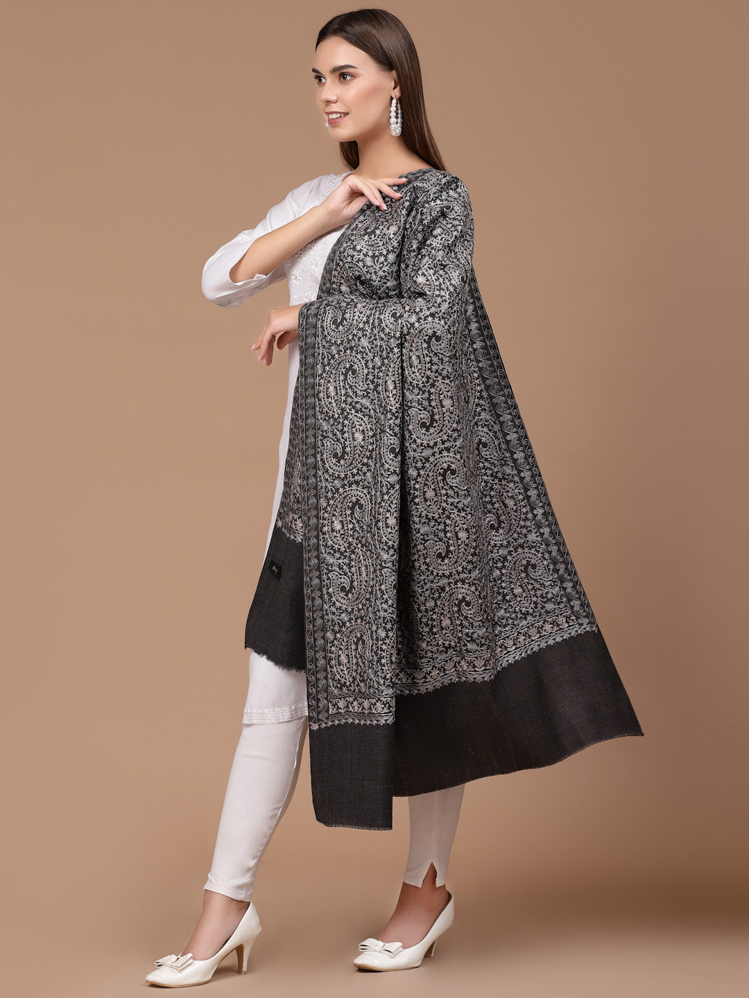 महिलाओं के लिए ग्रे-काला रेशमी आरी कढ़ाई वाला ऊनी शॉल