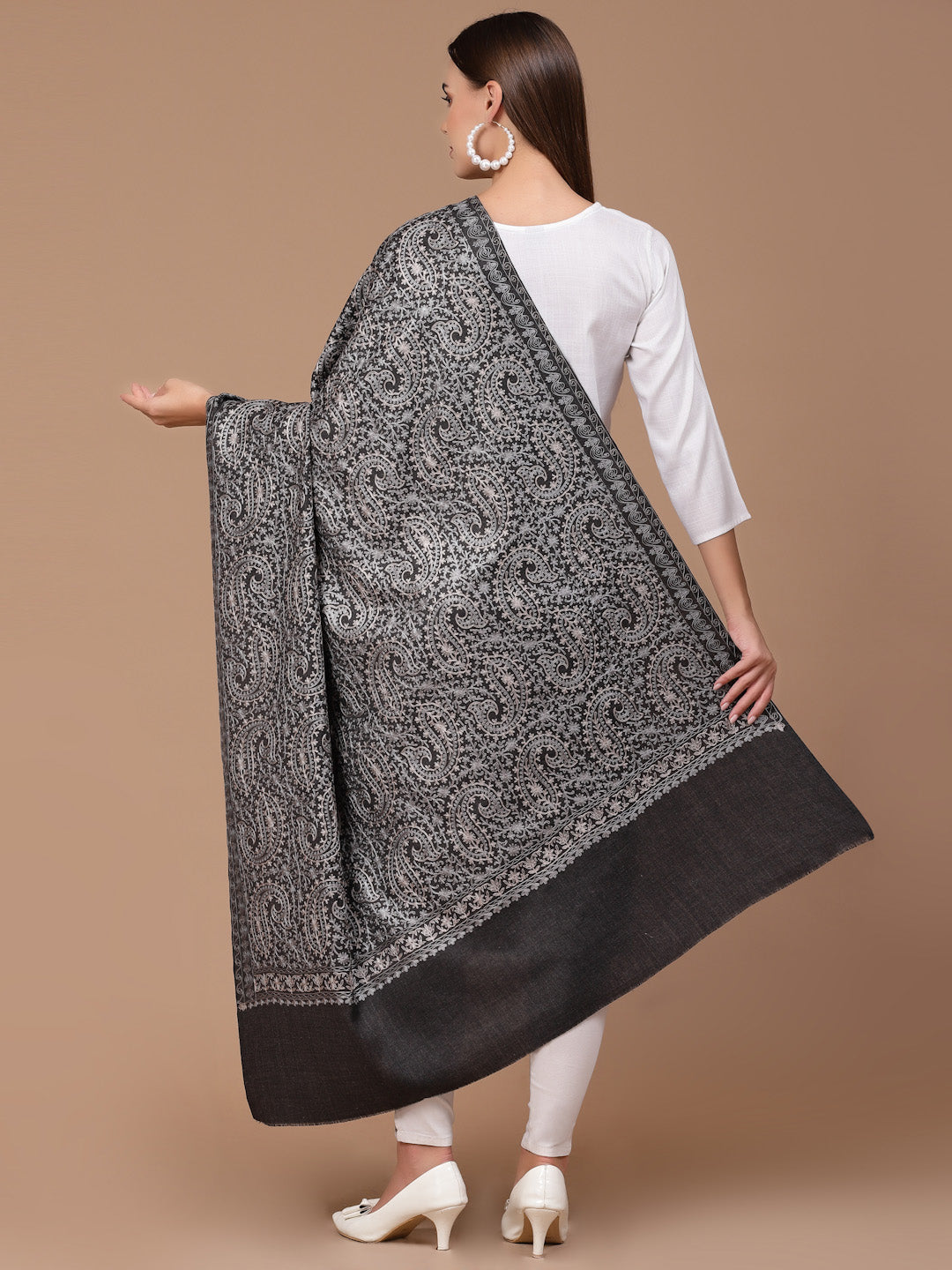 महिलाओं के लिए ग्रे-काला रेशमी आरी कढ़ाई वाला ऊनी शॉल