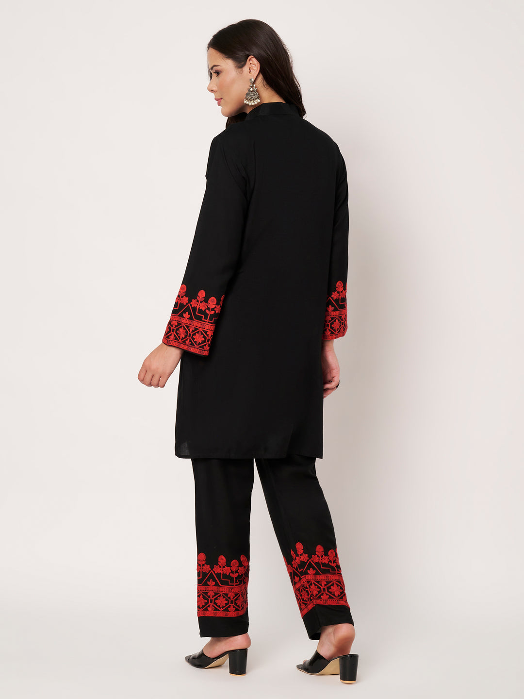 Women Embroidered Kurta Set with Pants
