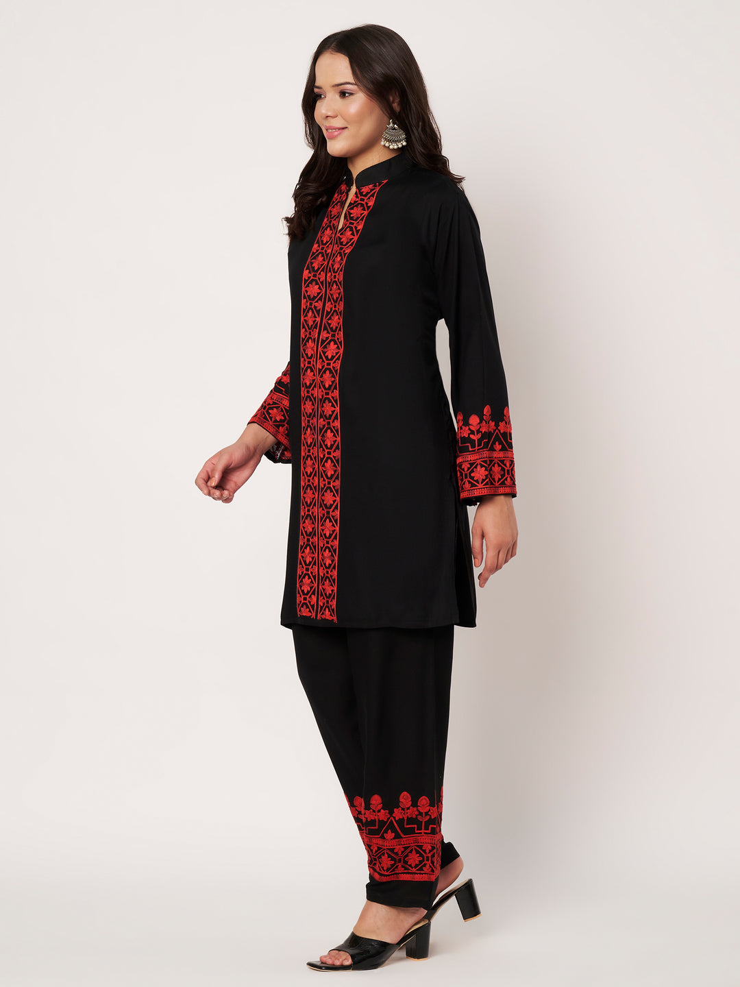 Women Embroidered Kurta Set with Pants