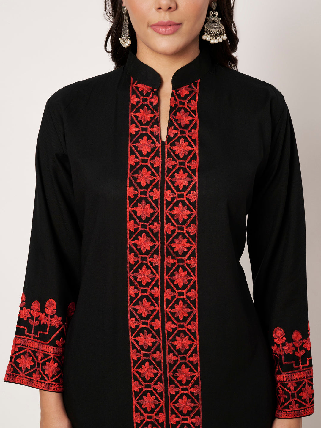 Women Embroidered Kurta Set with Pants