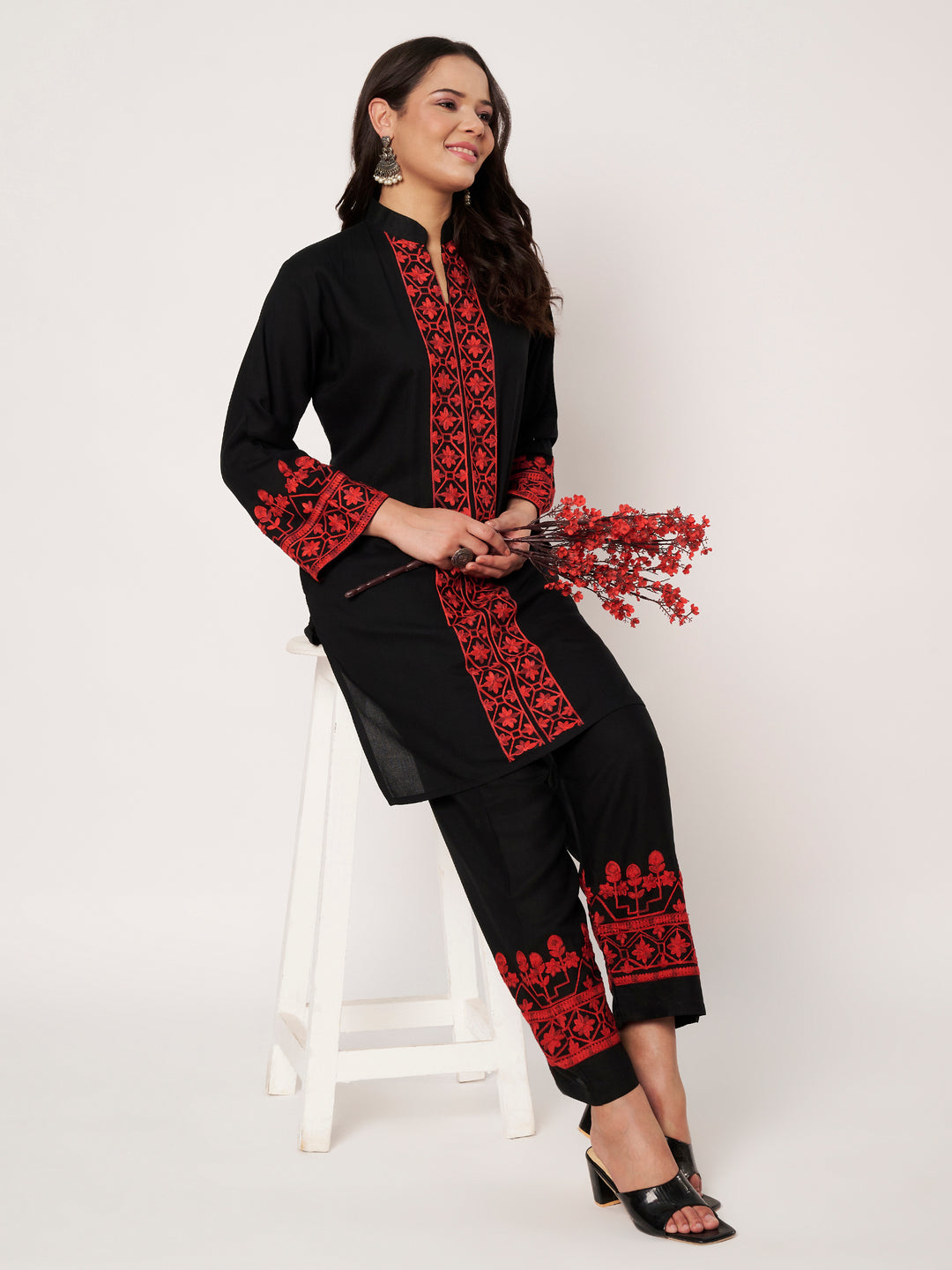 Women Embroidered Kurta Set with Pants